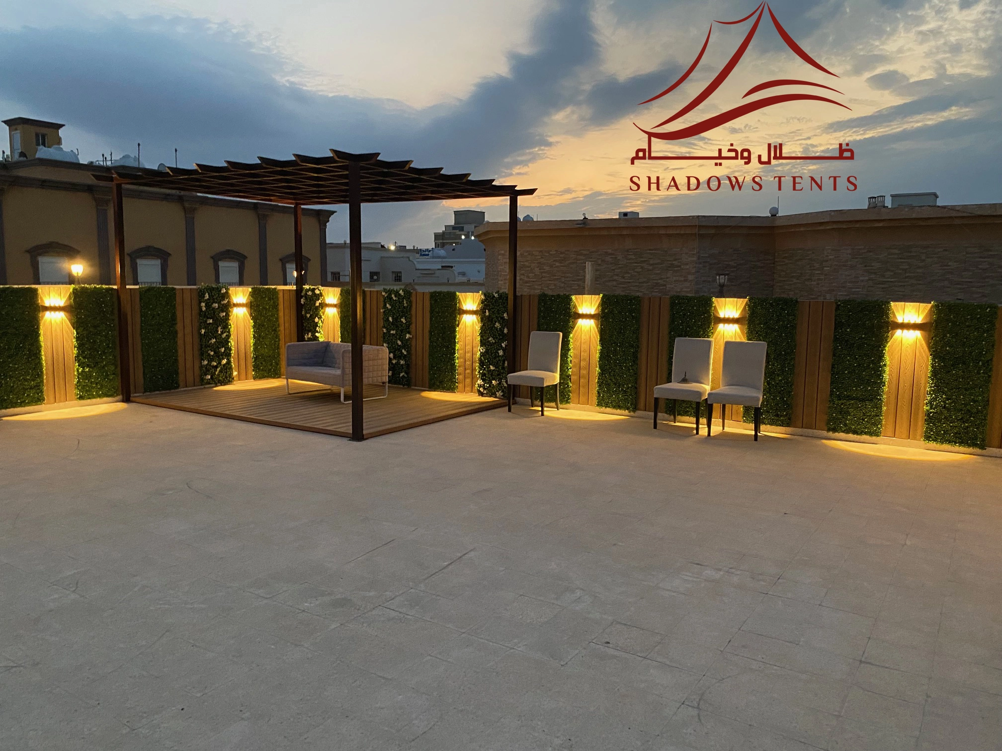 بديل خشب مع عشب صناعي مع اضاءة مكة